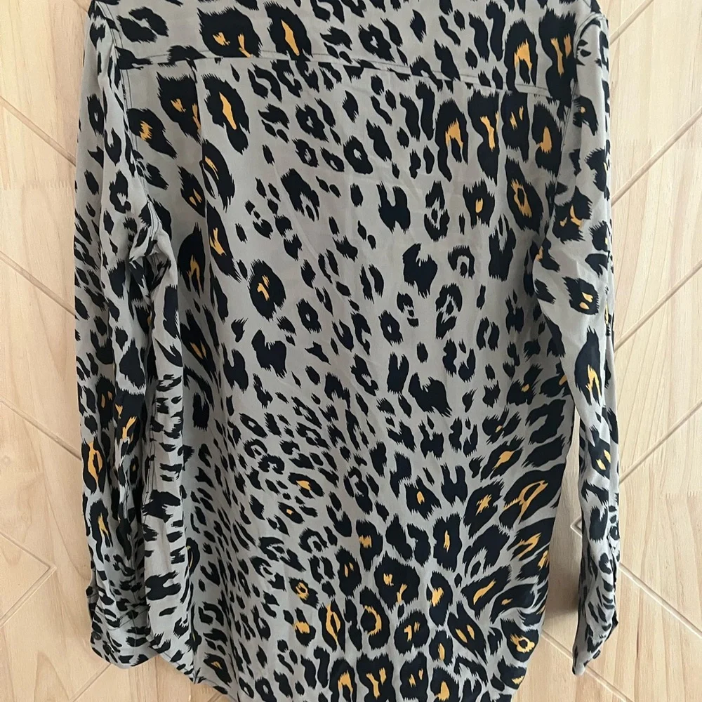 Equipment Femme Animal Print 100% Silk Button Up Blouse Womens Size XS Classic - Picture 3 of 5